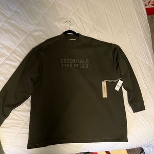 Brand New w/ tags Essentials Crew Neck size XL